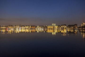 Fototapeta premium Binnenalster in Hamburg am Abend
