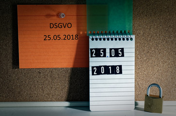 Tafel mit der Aufschrift DSGVO (Datenschutzgrundverordnung) in englisch GDPR (General Data...