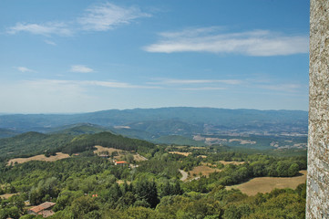Fototapeta na wymiar Panorama sulle montagne del Casentino dal Il Santuario francescano della Verna - Arezzo
