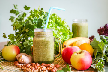 Fruit and vegetable green smoothie