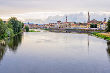 Obraz premium Daylight cloudy day view to Arno river with reflections