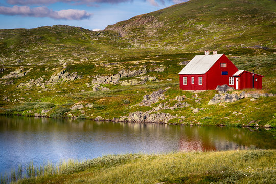 norwegian house at the lake, fjell
