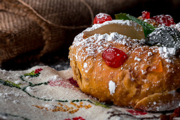 alimento, refeição, culinária, delicioso, alimentar, cozinhar, gostoso, pão, fruta, fruta cristalizada, farinha, bolo-rei, bolo rei, bolo, pano, renda