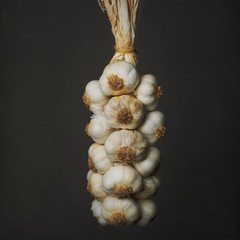 Hanging garlic braid