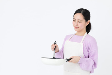 料理をする女性　白バックイメージ