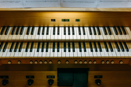 Pipe organ keyboard console