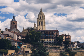 Fototapeta na wymiar Histórica y antigua catedral en una panorámica de Segovia, España
