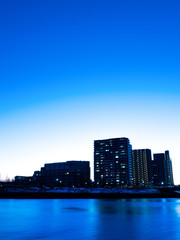 Fototapeta premium 川辺の高層マンション群 