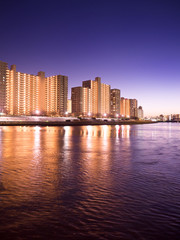 Naklejka premium 川沿いの高層マンション群