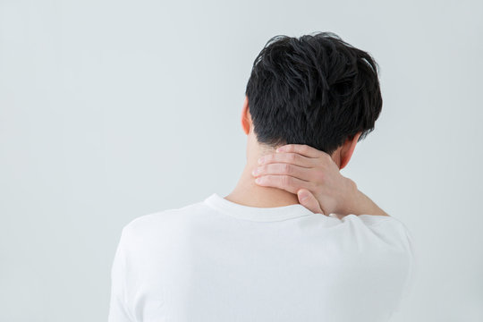 首をおさえる男性
