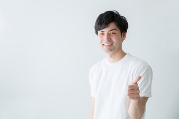 親指を立てる男性

