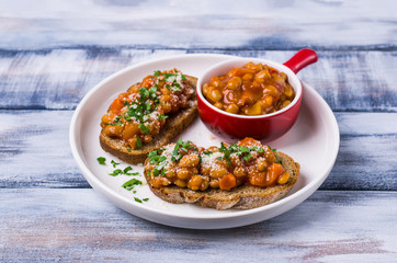 Open sandwich with beans and vegetables