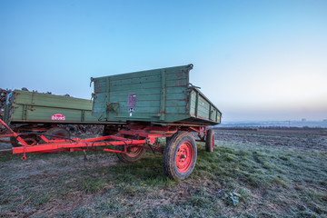 Anhänger eines Traktors an einem Wintermorgen in den Feldern Rheinhessens