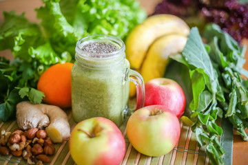 Fruit and vegetable green smoothie