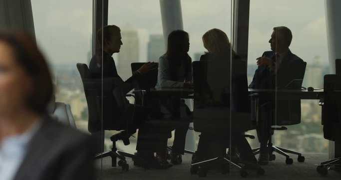 4k, Shot of a group of businesspeople in a meeting. Slow motion.