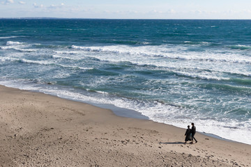 砂浜に打ち寄せる波