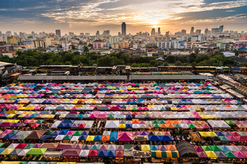Naklejka premium Nocny targ Rod Fai w Bangkoku w Tajlandii z kolorowym namiotem i wieczornym widokiem na krajobraz