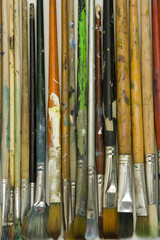 Obraz premium Well used artists oil painting brushes close-up background