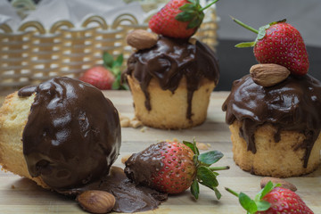 STRAWBERRY  CHOCOLATE CUPCAKES