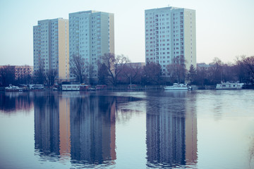 3 Hochhäuser am Ufer eines Sees