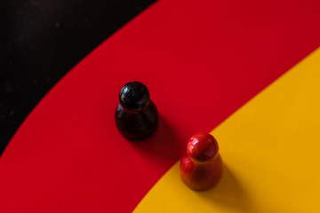 Spielfigur schwarz rot