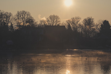 Häuser am Ufer in romantischer Morgenstimmung