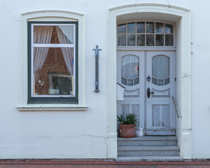 Fototapeta na wymiar Alte Haustür aus Holz in weiß