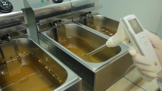 Checking the quality of oil for deep frying