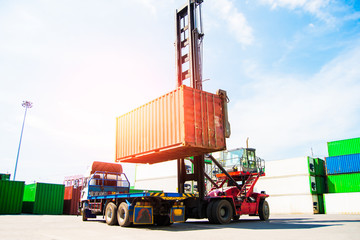 The forklift lifting container of transportation