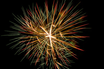 Obraz premium Brightly colorful fireworks a variety of colors in the sky at night
