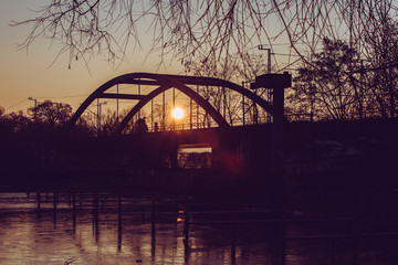 Brücke über Fluss bei Sonnenaufgang