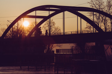 Brücke über FLuss  vor Sonnenaufgang