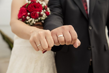 Brautpaar mit silbernen Eheringen
