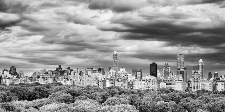 Fototapeta Black and white panoramic picture of stormy sky over the Central Park and Manhattan skyline, New York City, USA.