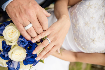 Obraz na płótnie Canvas Brautpaar hält Brautstrauß mit blauen Rosen