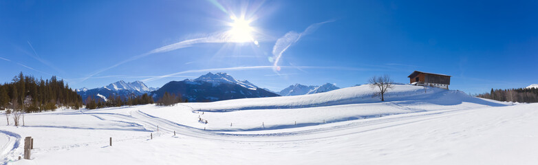 Naklejka premium Winterpanorama im Salzburger Land in den Kitzbühler Alpen (Mooralm) mit Langlaufloipe