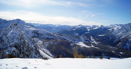 Panorama invernale di montagna con vista Alpe Palù Italia