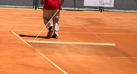 Preparation of a tennis court for competitions