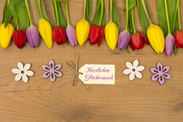 Tulpen und Karte: Herzlichen Glückwunsch