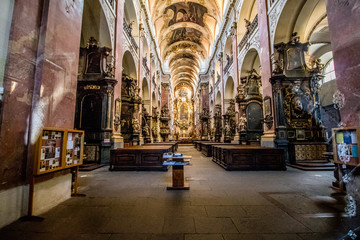 Obraz premium Die Basilika St. Jakob (Bazilika svatého Jakuba Většího – Basilika des heiligen Jakobus des Älteren) ist eine römisch-katholische Kirche in der Prager Altstadt.