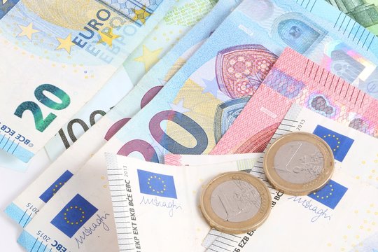 verschiedene Euros liegen im Studio auf einem Haufen
