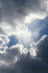 Fototapeta premium 青空と雲「雲の風景」縦写真・栄光、未来創成、輝く、希望、成功などのイメージ・雲などにキャッチコピースペース