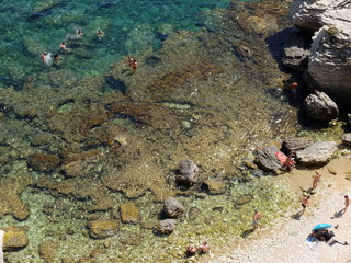 plage rocheuse vue de eau