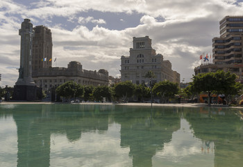 Naklejka premium Waterpond with cityscape and a cloudy sky in background
