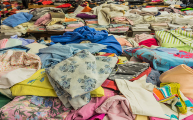 Recycling Verkauf von Secondhand Textilien auf dem Wühltisch - Recycling Sale of second-hand textiles on the rummage table