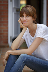 mujer joven en la entrada de su casa