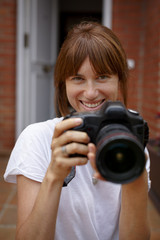 Mujer joven con c&aacute;mara fotogr&aacute;fica