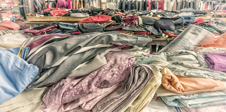 Recycling Verkauf von Secondhand Textilien und Handtaschen auf dem W&uuml;hltisch - Recycling Sale of second-hand textiles and handbags on the rummage table
