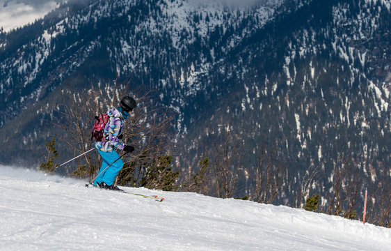 Skifahrer in einem Skigebiet in den bayrischen Alpen