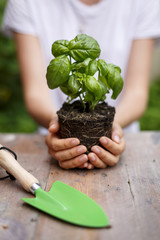 Mujer joven trabajando en jardinería